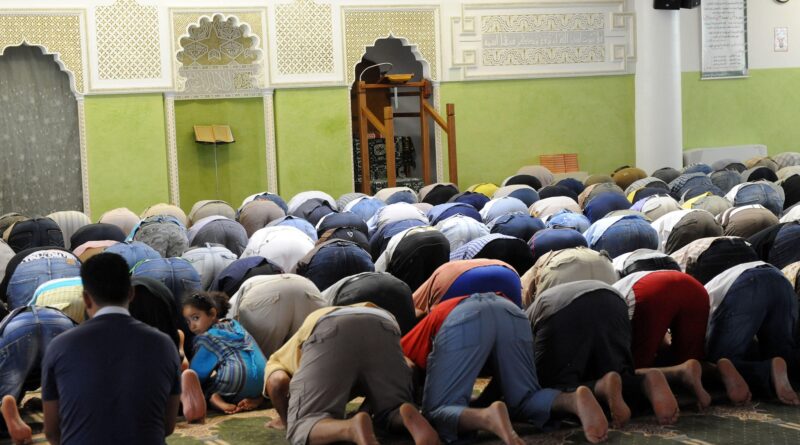 Islam, proposta di legge di Fdi per vietare moschee in capannoni e garage