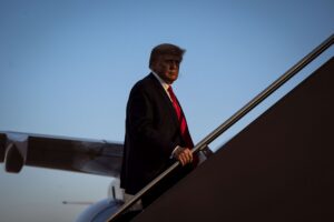 Nemmeno un caso federale dannoso può spezzare la devozione del GOP a Donald Trump