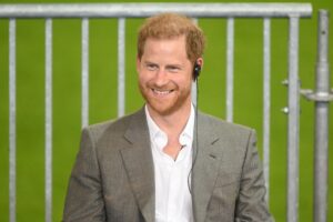 Il principe Harry assiste a una partita di pallavolo da seduto ai Warrior Games