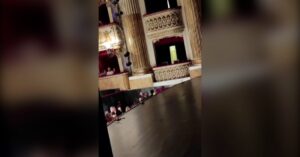 Al San Carlo di Napoli la speaker legge un messaggio di cordoglio per Berlusconi: fischi e “buu” dalla platea del teatro