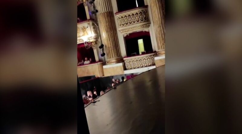 Al San Carlo di Napoli la speaker legge un messaggio di cordoglio per Berlusconi: fischi e “buu” dalla platea del teatro