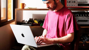 Solo 4 pezzi: 300€ di sconto su MacBook Pro 2023 con chip M2 Pro, 16GB di RAM, 512GB SSD!
