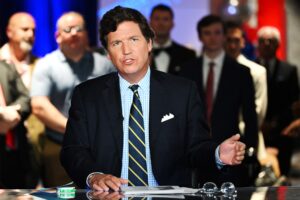 Tucker Carlson usa il suo show su Twitter per inasprire la sua guerra con Fox News