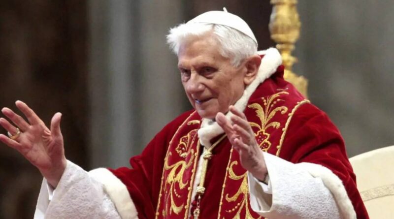 Rubata la croce pettorale di Benedetto XVI: “Oggetto sacro, non escludiamo ritorsione”