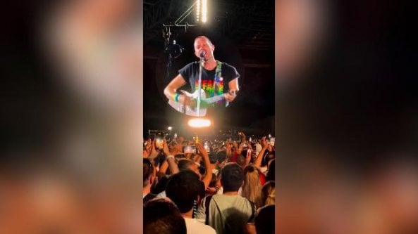 I Coldplay cantano “Napule è”: l’omaggio della band a Pino Daniele emoziona il pubblico dello Stadio Maradona | L’articolo