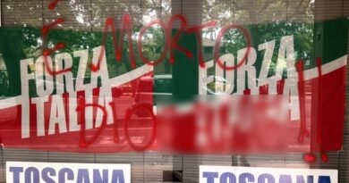 Bestemmie contro il Cav e insulti a Salvini: l’assalto rosso alle sedi FI-Lega