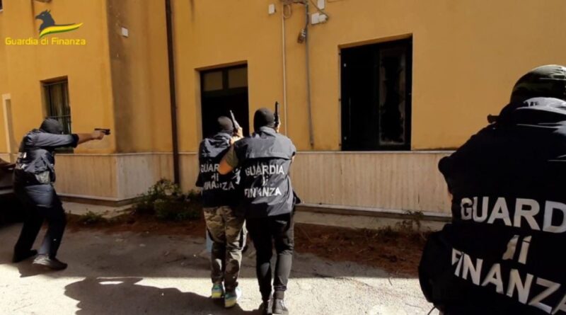 “Il boss gestiva il clan dal carcere grazie alle videochiamate”: 26 arresti a Palermo. Venti indagati prendevano il reddito di cittadinanza