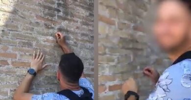 Sfregio al Colosseo, turista incide su una parete il nome della fidanzata