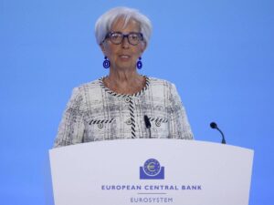 La Lagarde alza ancora i tassi ma l’Italia si mette di traverso: “Pagano famiglie e imprese”