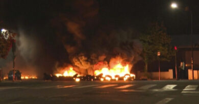 Notte di scontri e violenze a Bordeaux: bruciata una barricata fatta di pneumatici