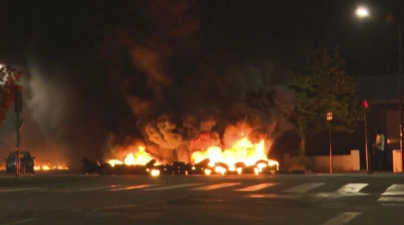 Notte di scontri e violenze a Bordeaux: bruciata una barricata fatta di pneumatici