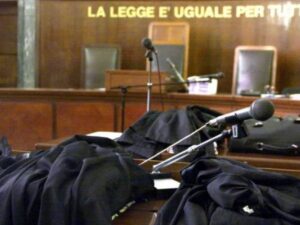 Vogliono processare Berlusconi anche da morto