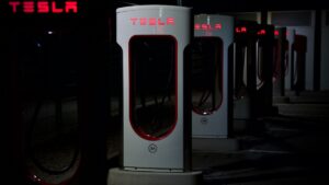 Tempo di ricarica di un’auto elettrica alla colonnina: quanto ci vuole e da cosa dipende