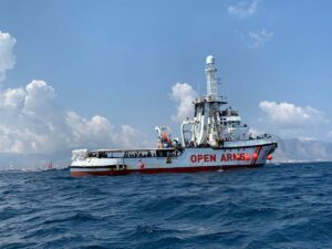 “Ne vale la pena”. Open Arms sfida ancora l’Italia e torna in mare