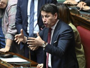 “Vigliaccheria”, “Stato fuggendo”. Scontro Conte-FdI sulla commissione Covid