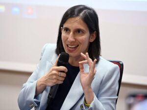 Schlein cavalca subito il caso: “Frasi disgustose sulle donne”