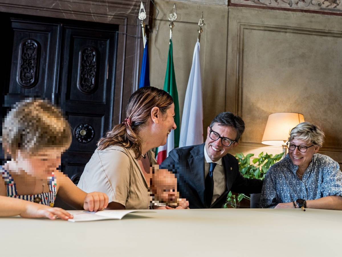 La sfida di Nardella: riconosce il figlio di una coppia omogenitoriale