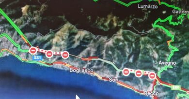 Liguria, a fuoco un pullman in galleria in A12, chiusa l’autostrada