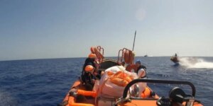 La Guardia costiera libica ha sparato dei colpi di arma da fuoco durante un’operazione di soccorso della ong SOS Mediterranée
