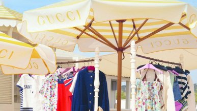Ristoranti e beach club “griffati”: la moda va in vacanza in un beach club a Saint Tropez