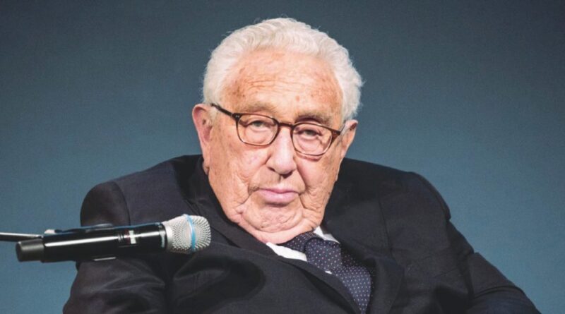 Scherzo telefonico a Kissinger. Che crede di parlare con Zelensky e dice: “Gli Usa avevano promesso che la Nato non si sarebbe allargata”