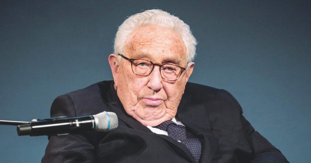 Scherzo telefonico a Kissinger. Che crede di parlare con Zelensky e dice: “Gli Usa avevano promesso che la Nato non si sarebbe allargata”