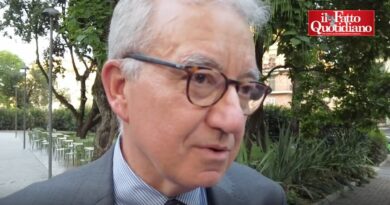 Santanchè, la difesa fredda di Mantovano: “Dimissioni? Attendiamo comunicazioni del governo e decisioni dell’autorità giudiziaria”