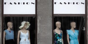 La Francia rimborserà chi fa riparare i vestiti invece di buttarli