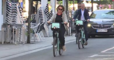 Al vertice sul clima in bici (e due auto blu): l’ipocrisia della ministra spagnola