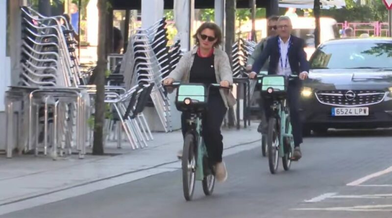 Al vertice sul clima in bici (e due auto blu): l’ipocrisia della ministra spagnola