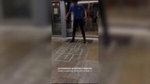 Un salto nei ricordi: nella metro si gioca a campana