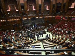 Giravolta grillina, gli “anti-casta” votano l’aumento degli stipendi della Camera