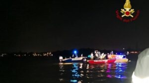 Venezia, collisione tra due imbarcazioni durante la festa del Redentore: giovane sbalzato in acqua muore, corpo recuperato dai sommozzatori