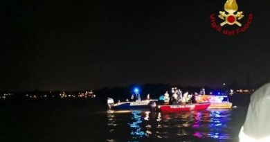 Venezia, collisione tra due imbarcazioni durante la festa del Redentore: giovane sbalzato in acqua muore, corpo recuperato dai sommozzatori
