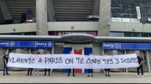 Vlahovic al Psg? Striscione terribile a Parigi, “Ti tagliamo le tre dita”