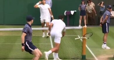 Djokovic furioso: racchetta spaccata a Wimbledon nella finale con Alcaraz