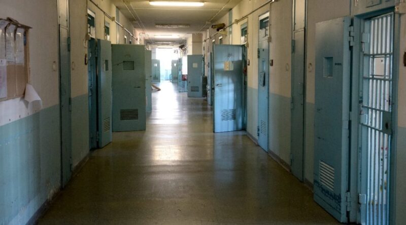 Mega-rissa in carcere a Cagliari tra detenuti: agenti della penitenziaria costretti a difendersi