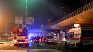 Incendio nell’aeroporto di Catania: notte di panico nel terminal invaso dal fumo. Niente voli fino al 19 luglio, si useranno gli altri scali siciliani