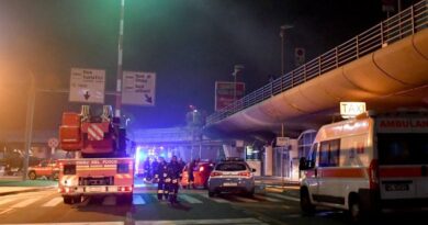 Incendio nell’aeroporto di Catania: notte di panico nel terminal invaso dal fumo. Niente voli fino al 19 luglio, si useranno gli altri scali siciliani