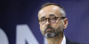 Una città francese vuole mappare il DNA dei suoi cani per identificare le cacche lasciate in strada