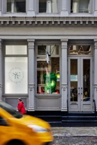 All’interno del primo flagship store Sporty & Rich di Emily Oberg? Sale massaggi e un Juice Bar