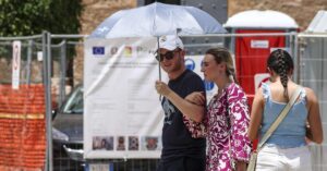 Oggi 23 città col bollino rosso, ecco dove calano le temperature domani. Resta allerta massima a Roma
