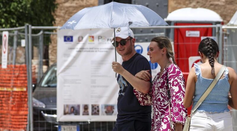 Oggi 23 città col bollino rosso, ecco dove calano le temperature domani. Resta allerta massima a Roma