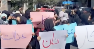 La rara protesta delle donne afghane contro la chiusura dei parrucchieri