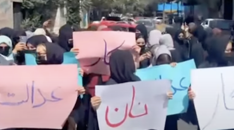 La rara protesta delle donne afghane contro la chiusura dei parrucchieri