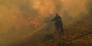Le foto degli incendi in Grecia