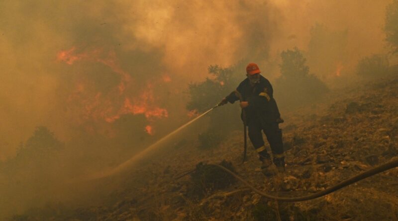 Le foto degli incendi in Grecia