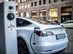 Vince l’ideologia: le auto elettriche per la prima volta più vendute di quelle diesel