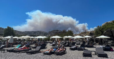 Sull’isola greca di Rodi centinaia di turisti sono stati evacuati a causa di un grande incendio