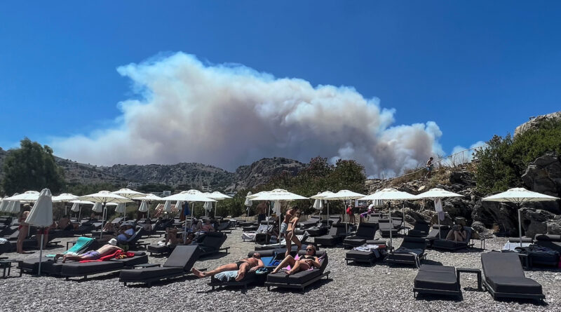 Sull’isola greca di Rodi centinaia di turisti sono stati evacuati a causa di un grande incendio